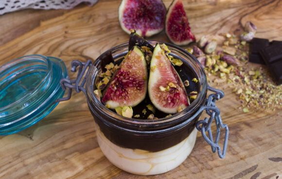 Fresh figs with cheese and chocolate