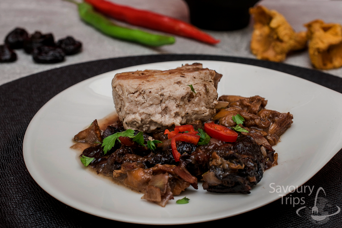 Svinjetina sa pečurkama (lisičarke) i suvim šljivama