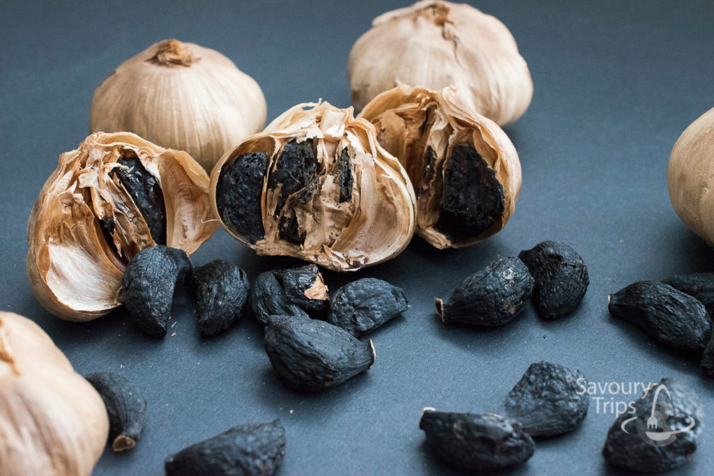 Crni-beli luk, black garlic