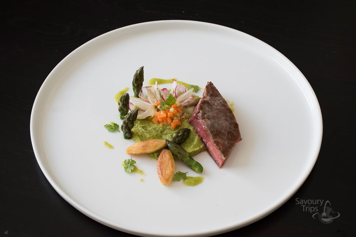 Rozbratna u sosu od špargle i karamelizovanom luku