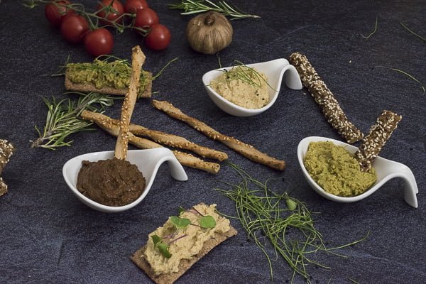 Kaviar-od-plavog-patlidzana-i-humus-sa-crnim-belim-lukom_6