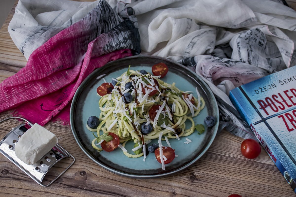 Spiralizer-salata-od-tikvica-i-avokada-RAW